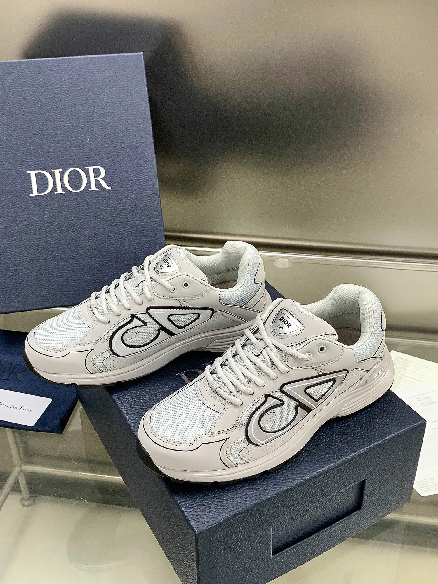 👟👟Ex-factory price 660👟👟 Newly upgraded Dior B30 series dad sneakers. New B30 sneakers. Dad Shoes style shoes that follow the trend of the retro market. The Dior logo on the tongue also indicates that this pair of shoes is the B30 model! B30 uses fine-textured leather and mesh cloth materials to form a shoe body. There are conspicuous letters CD on both sides of the shoe body to indicate identity. Many lines on the shoe body outline details to make the shoes look less monotonous and full of retro flavor. The delivery counter is exquisitely packaged🛍📦 ▪️Fabric: Original customized technical fabric + mesh ▪️Inner lining: Customized breathable lining ▪️Outsole: IP+TPU outsole ▪️Sole thickness: 3.5CM ▪️Size: Women’s size 35-40 / Men’s size 39-45